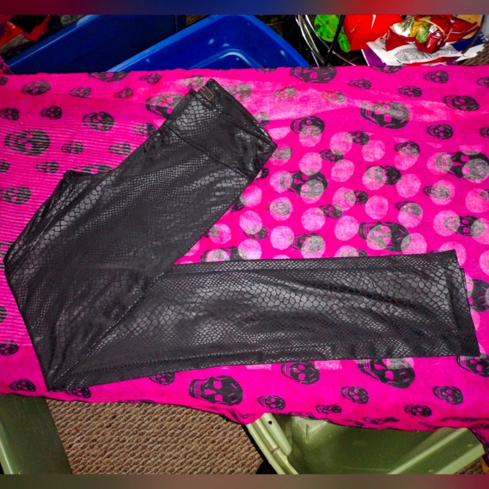 BCBG Black Faux Snakeskin Print XS Leggings❗Last Chance To Buy‼️